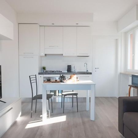 By The Lake Apartments - Smart Дезенцано-дель-Гарда Экстерьер фото