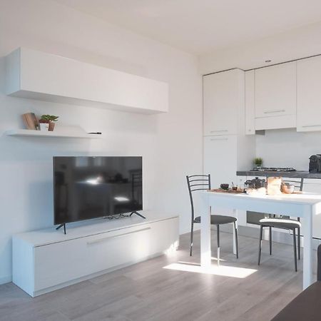 By The Lake Apartments - Smart Дезенцано-дель-Гарда Экстерьер фото