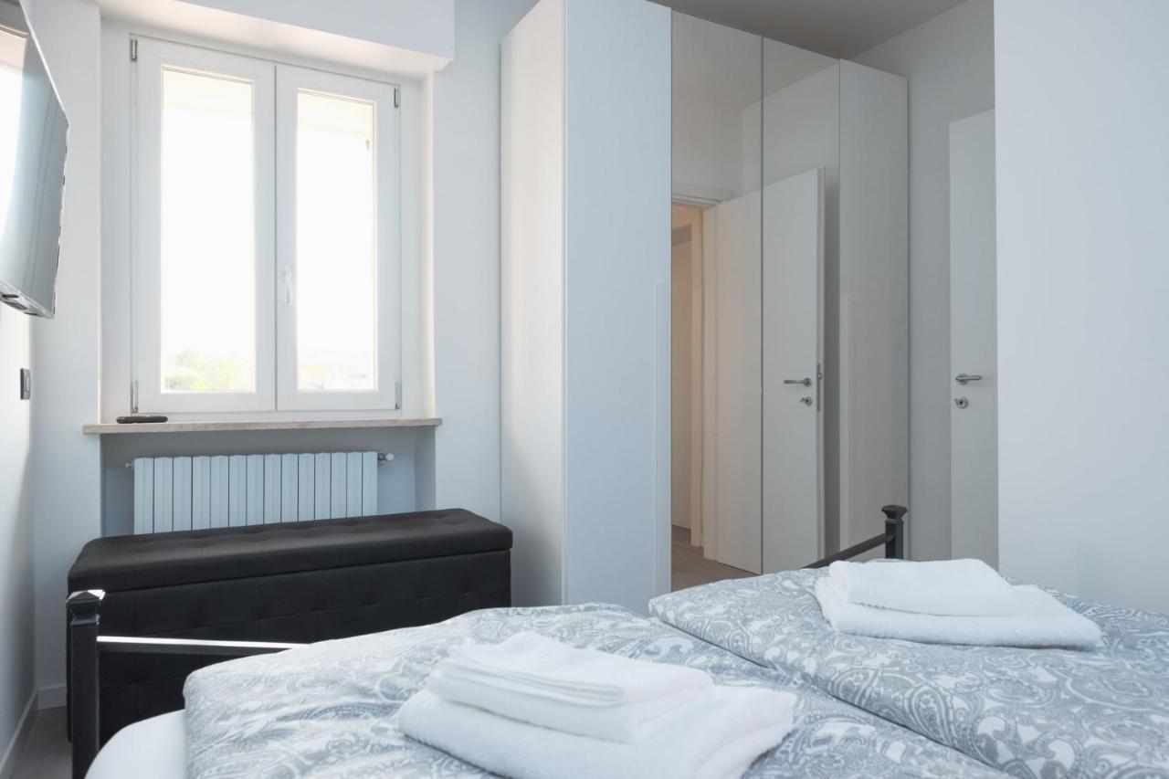 By The Lake Apartments - Smart Дезенцано-дель-Гарда Экстерьер фото